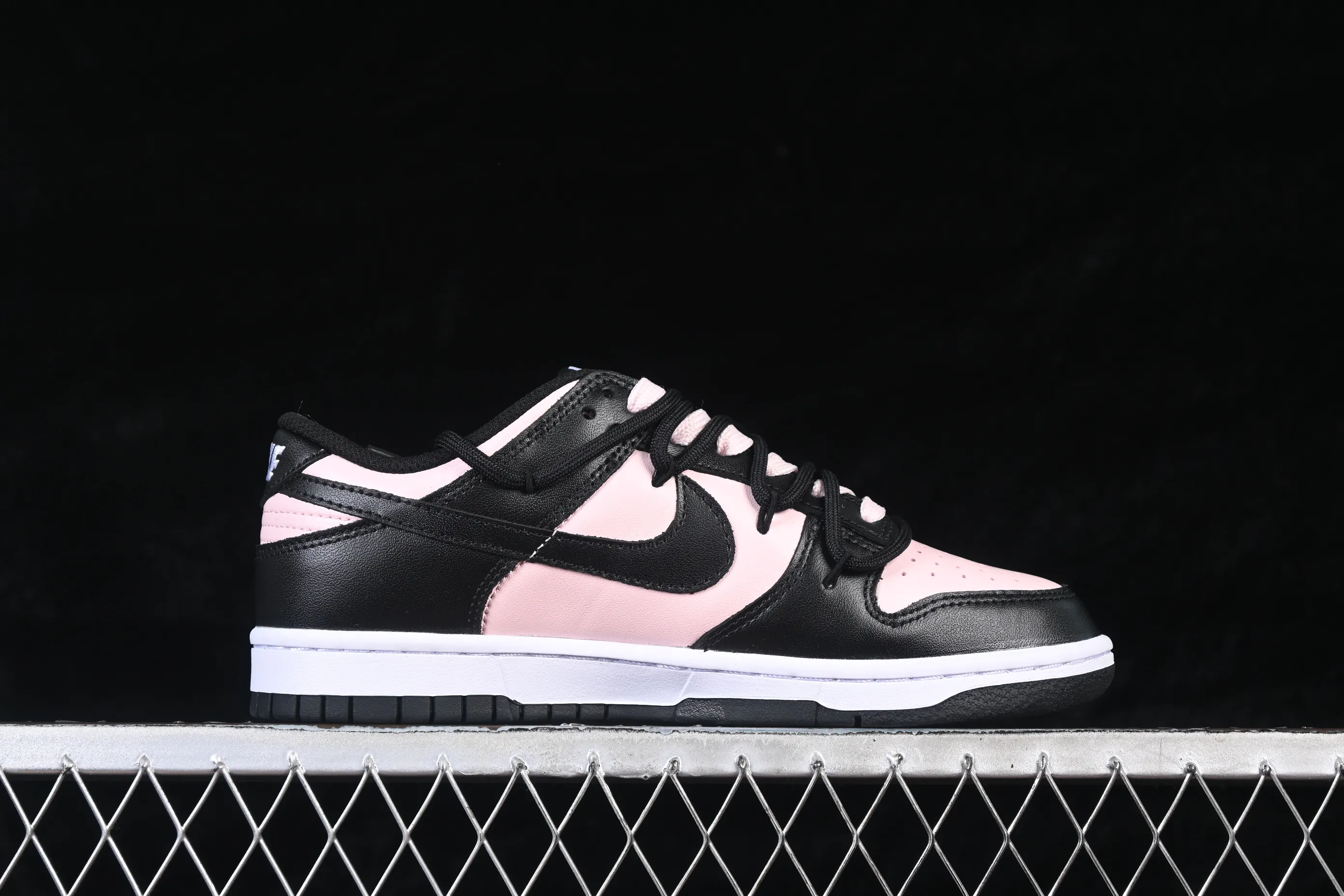 All Categories Nk SB Dunk Series Nk SB Dunk Low Low-top sneakers Nike SB Dunk Low Black Pink Straps Low-top casual sneakers CW1590-100